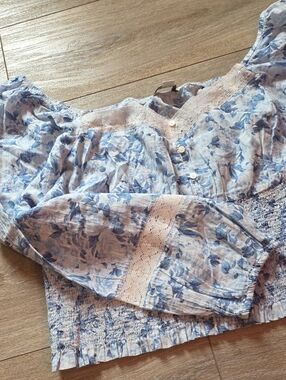 American Eagle Outfitters Light Blue Floral Puff-Sleeve Smocked Crop Top